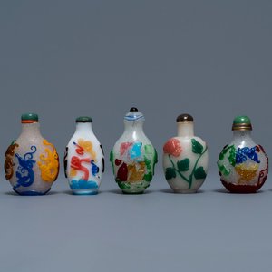 Seven Chinese multi-colour overlay glass snuff bottles, 19/20th C. — 照片 1