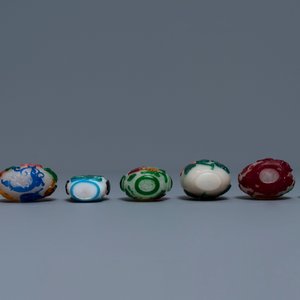 Seven Chinese multi-colour overlay glass snuff bottles, 19/20th C. — 照片 4