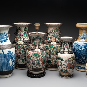 Seven Chinese Nanking blue and white and famille verte crackle-glazed vases, 19/20th C. — photo 1