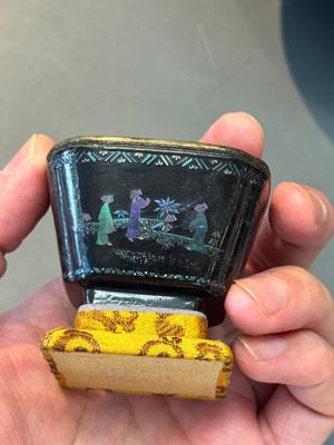 Seven Chinese silver-lined laque burgauté wine cups and two stands, Kangxi — photo 4