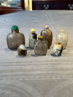 Seven Chinese smoky quartz, agate and hardstone snuff bottles, 19/20th C. — photo 1