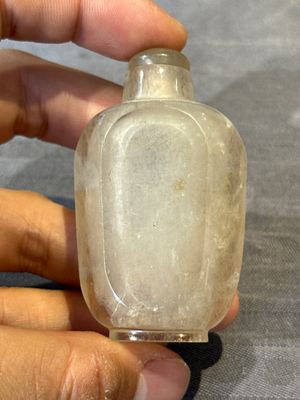 Seven Chinese smoky quartz, agate and hardstone snuff bottles, 19/20th C. — photo 23