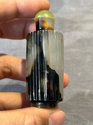Seven Chinese smoky quartz, agate and hardstone snuff bottles, 19/20th C. — photo 40