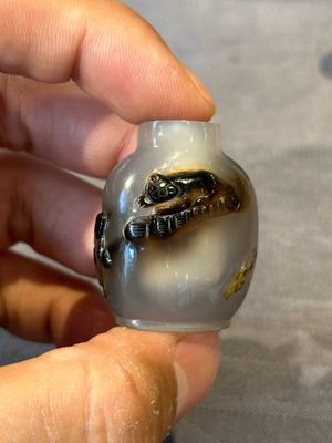 Seven Chinese smoky quartz, agate and hardstone snuff bottles, 19/20th C. — photo 6