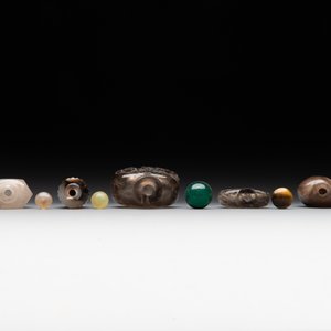Seven Chinese smoky quartz, agate and hardstone snuff bottles, 19/20th C. — photo 6