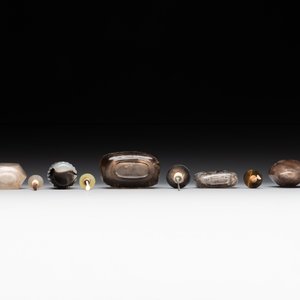 Seven Chinese smoky quartz, agate and hardstone snuff bottles, 19/20th C. — photo 7