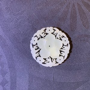 Seven Chinese white and celadon jade buttons, 18/20th C. — 照片 15