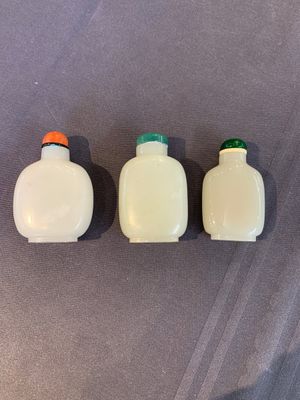 Seven Chinese white and celadon jade snuff bottles, 19th C. — photo 1
