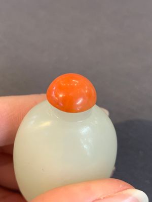 Seven Chinese white and celadon jade snuff bottles, 19th C. — photo 11