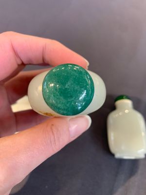 Seven Chinese white and celadon jade snuff bottles, 19th C. — photo 4