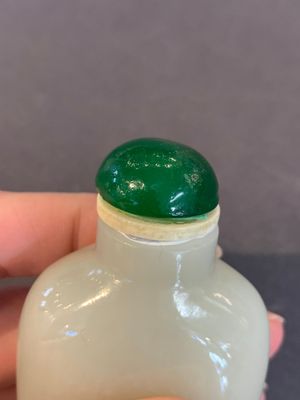 Seven Chinese white and celadon jade snuff bottles, 19th C. — photo 6