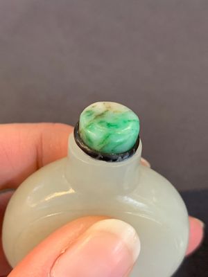Seven Chinese white and celadon jade snuff bottles, 19th C. — photo 9