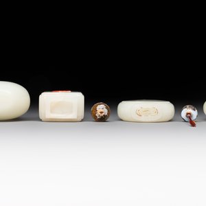 Seven Chinese white and celadon jade snuff bottles, 19th C. — photo 13