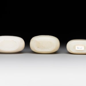 Seven Chinese white and celadon jade snuff bottles, 19th C. — photo 7