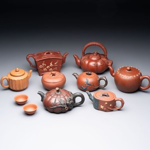 Seven Chinese Yixing stoneware teapots, two cups and a covered box, 20th C. — photo 1