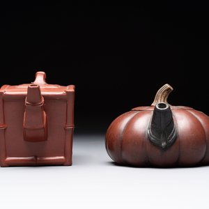 Seven Chinese Yixing stoneware teapots, two cups and a covered box, 20th C. — photo 11
