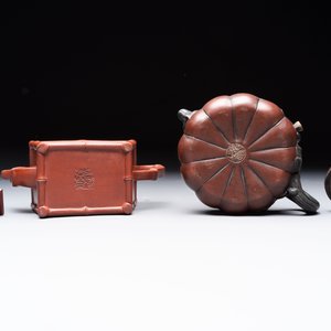 Seven Chinese Yixing stoneware teapots, two cups and a covered box, 20th C. — photo 13