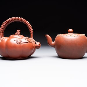 Seven Chinese Yixing stoneware teapots, two cups and a covered box, 20th C. — photo 14