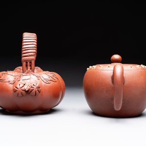 Seven Chinese Yixing stoneware teapots, two cups and a covered box, 20th C. — photo 15