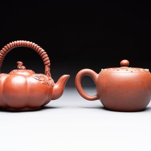 Seven Chinese Yixing stoneware teapots, two cups and a covered box, 20th C. — photo 16