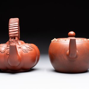 Seven Chinese Yixing stoneware teapots, two cups and a covered box, 20th C. — photo 17
