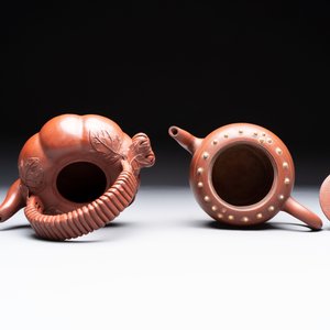Seven Chinese Yixing stoneware teapots, two cups and a covered box, 20th C. — photo 18