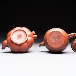 Seven Chinese Yixing stoneware teapots, two cups and a covered box, 20th C. — photo 19