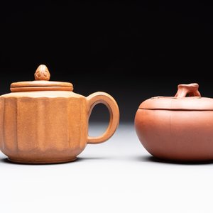 Seven Chinese Yixing stoneware teapots, two cups and a covered box, 20th C. — photo 20