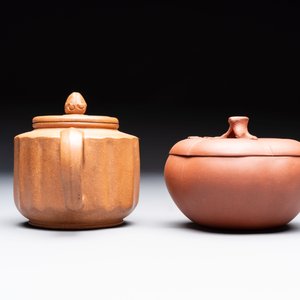 Seven Chinese Yixing stoneware teapots, two cups and a covered box, 20th C. — photo 21