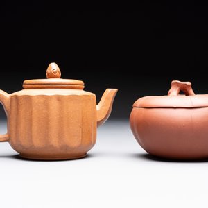 Seven Chinese Yixing stoneware teapots, two cups and a covered box, 20th C. — photo 22