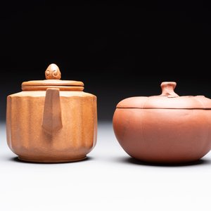 Seven Chinese Yixing stoneware teapots, two cups and a covered box, 20th C. — photo 23