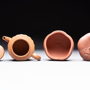 Seven Chinese Yixing stoneware teapots, two cups and a covered box, 20th C. — photo 24