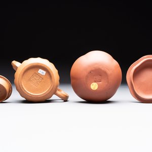 Seven Chinese Yixing stoneware teapots, two cups and a covered box, 20th C. — photo 25
