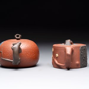 Seven Chinese Yixing stoneware teapots, two cups and a covered box, 20th C. — photo 3