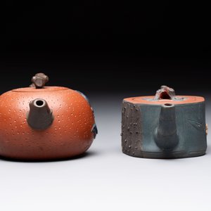 Seven Chinese Yixing stoneware teapots, two cups and a covered box, 20th C. — photo 5