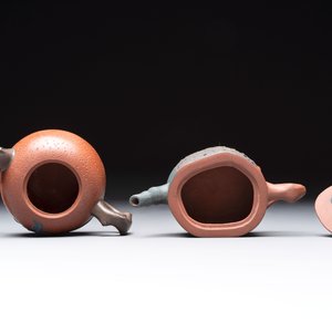 Seven Chinese Yixing stoneware teapots, two cups and a covered box, 20th C. — photo 6