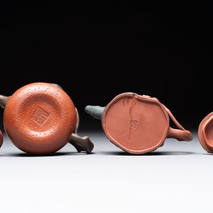 Seven Chinese Yixing stoneware teapots, two cups and a covered box, 20th C. — photo 7