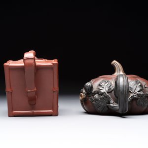Seven Chinese Yixing stoneware teapots, two cups and a covered box, 20th C. — photo 9