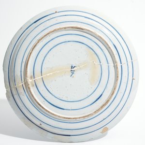 Seven Dutch Delft blue and white plates and a large armorial dish, 17/18th C. — photo 3