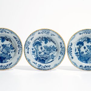 Seven Dutch Delft blue and white plates and a large armorial dish, 17/18th C. — photo 6
