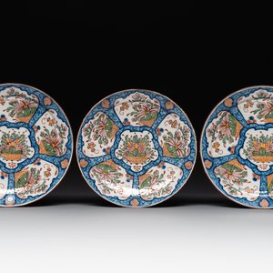 Seven Dutch Delft polychrome 'flower basket' plates, 18th C. — photo 2