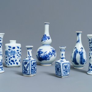 Seven fine Chinese blue and white miniature vases, Kangxi — 照片 1