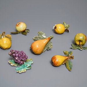Seven polychrome Dutch Delft models of apples, grapes and pears, 18th C. — photo 1