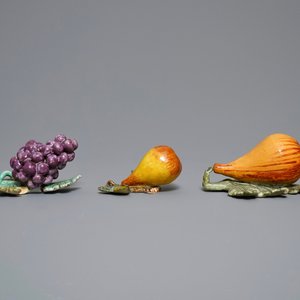 Seven polychrome Dutch Delft models of apples, grapes and pears, 18th C. — photo 3