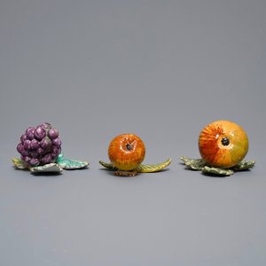 Seven polychrome Dutch Delft models of apples, grapes and pears, 18th C. — photo 4