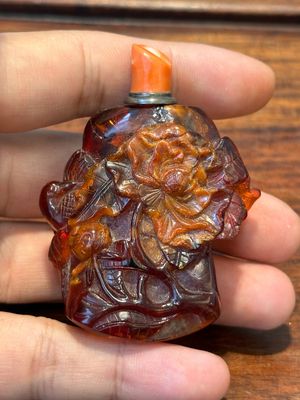 Seven varied Chinese snuff bottles of precious stone, red coral, glass and amber, 19th C. — 照片 18