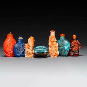 Seven varied Chinese snuff bottles of precious stone, red coral, glass and amber, 19th C. — 照片 1