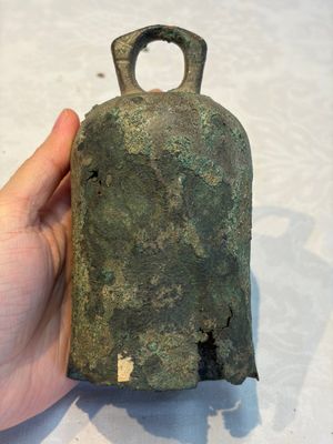 Seven various Chinese bronze and cast-iron bells, Han and later — photo 15