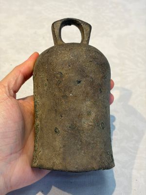 Seven various Chinese bronze and cast-iron bells, Han and later — photo 16