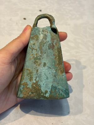 Seven various Chinese bronze and cast-iron bells, Han and later — photo 19